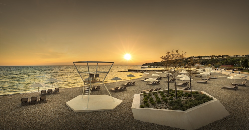 Maistra Select Family Hotel Amarin — Beach in Rovinj, Istria