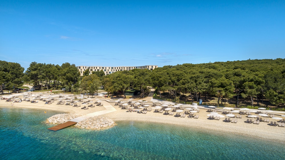 Maistra Select Family Hotel Amarin — Beach in Rovinj, Istria