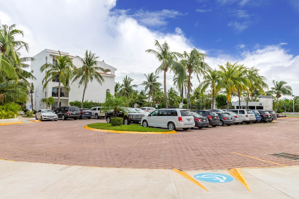 Beachscape Kin ha Villas & Suites — Hotel building in Cancun, Quintana Roo