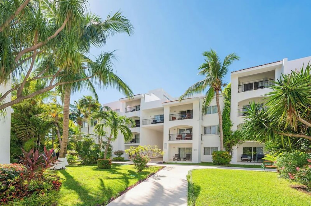 Beachscape Kin ha Villas & Suites — Hotel building in Cancun, Quintana Roo