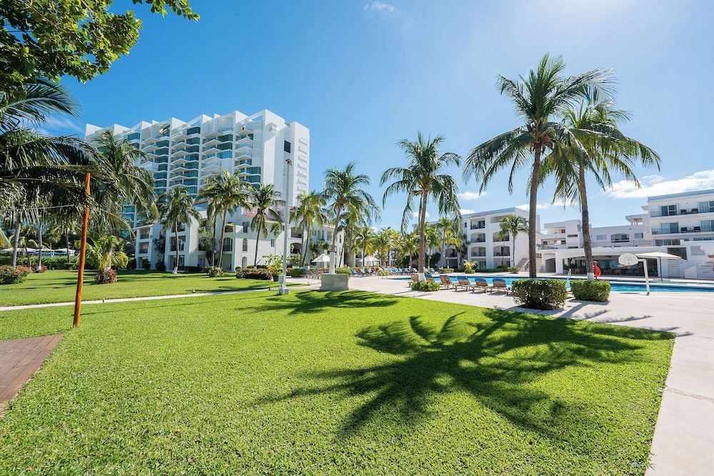 Beachscape Kin ha Villas & Suites — Hotel building in Cancun, Quintana Roo