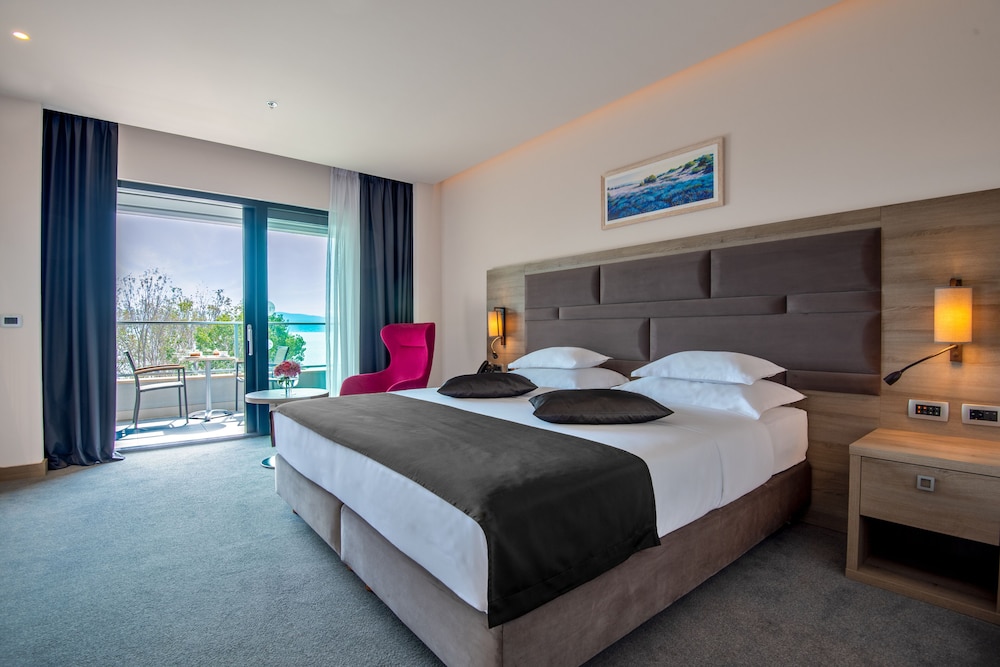 Hotel Plaza Duce — Hotel rooms in Duće, Split-Dalmatia