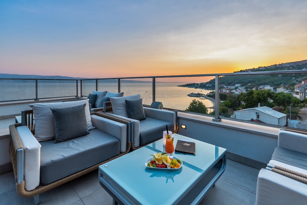 Hotel Plaza Duce — Restaurant & bars in Duće, Split-Dalmatia