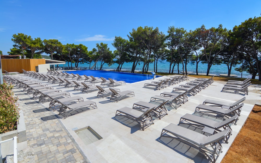 Hotel Villa Arausana & Antonina — Swimming pool in Vodice, Šibenik-Knin
