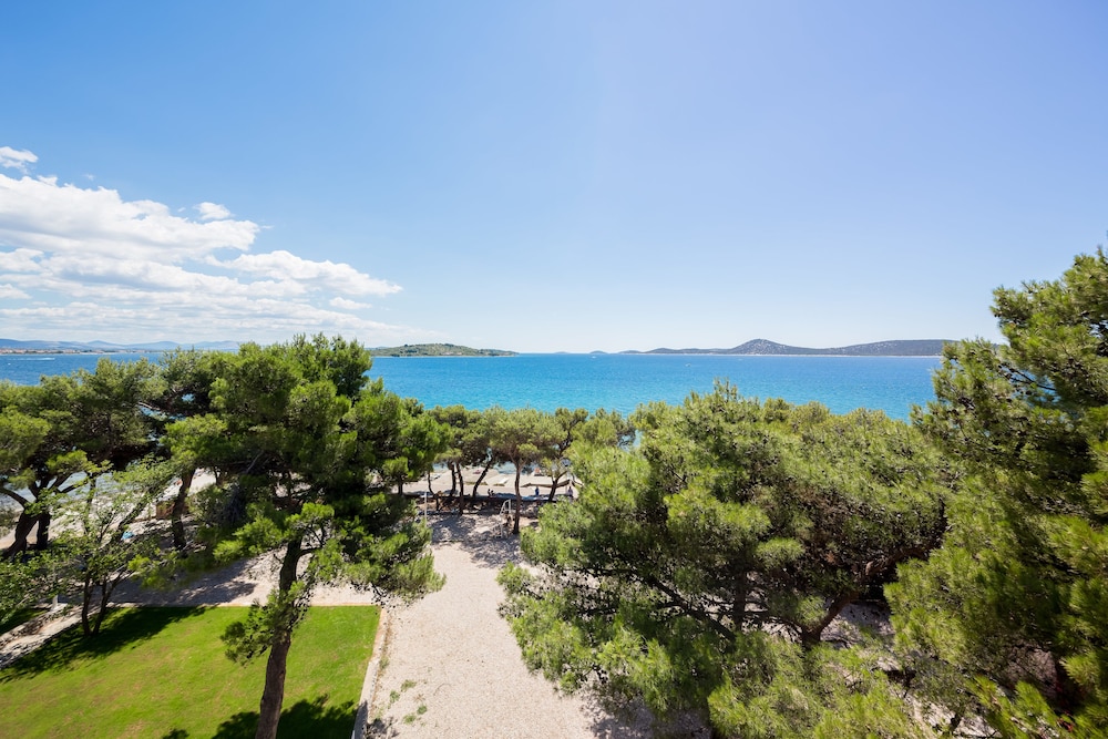 Hotel Villa Arausana & Antonina — Beach in Vodice, Šibenik-Knin