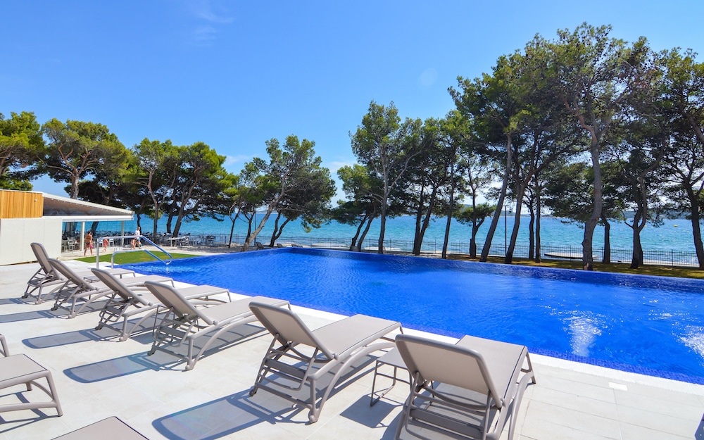 Hotel Villa Arausana & Antonina — Swimming pool in Vodice, Šibenik-Knin