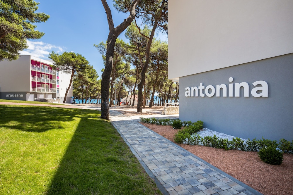 Hotel Villa Arausana & Antonina — Hotel building in Vodice, Šibenik-Knin