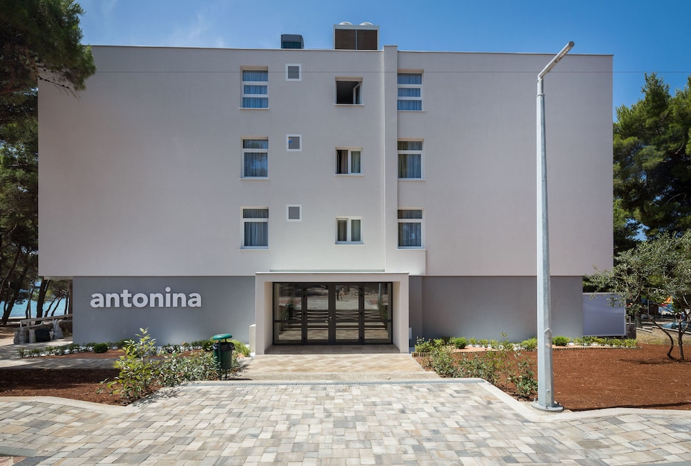 Hotel Villa Arausana & Antonina — Hotel building in Vodice, Šibenik-Knin