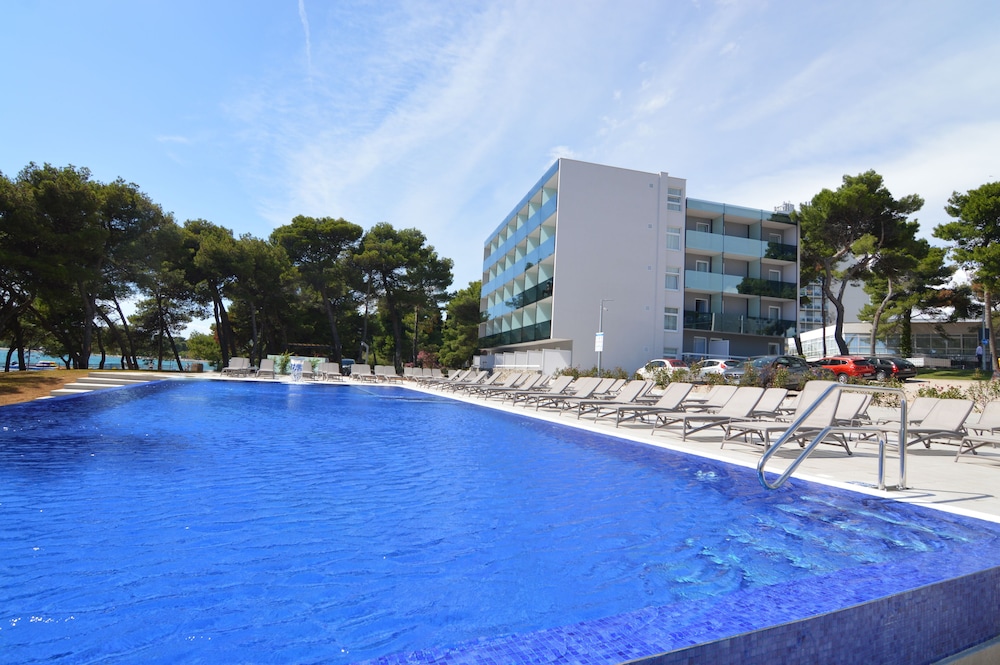 Hotel Villa Arausana & Antonina — Swimming pool in Vodice, Šibenik-Knin