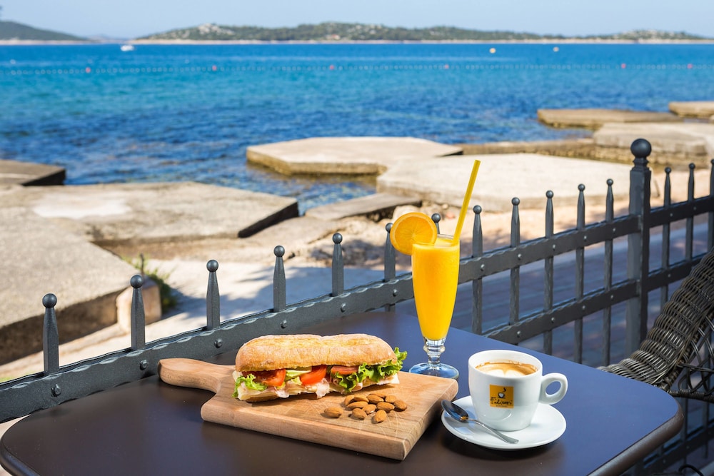 Hotel Villa Arausana & Antonina — Restaurant & bars in Vodice, Šibenik-Knin