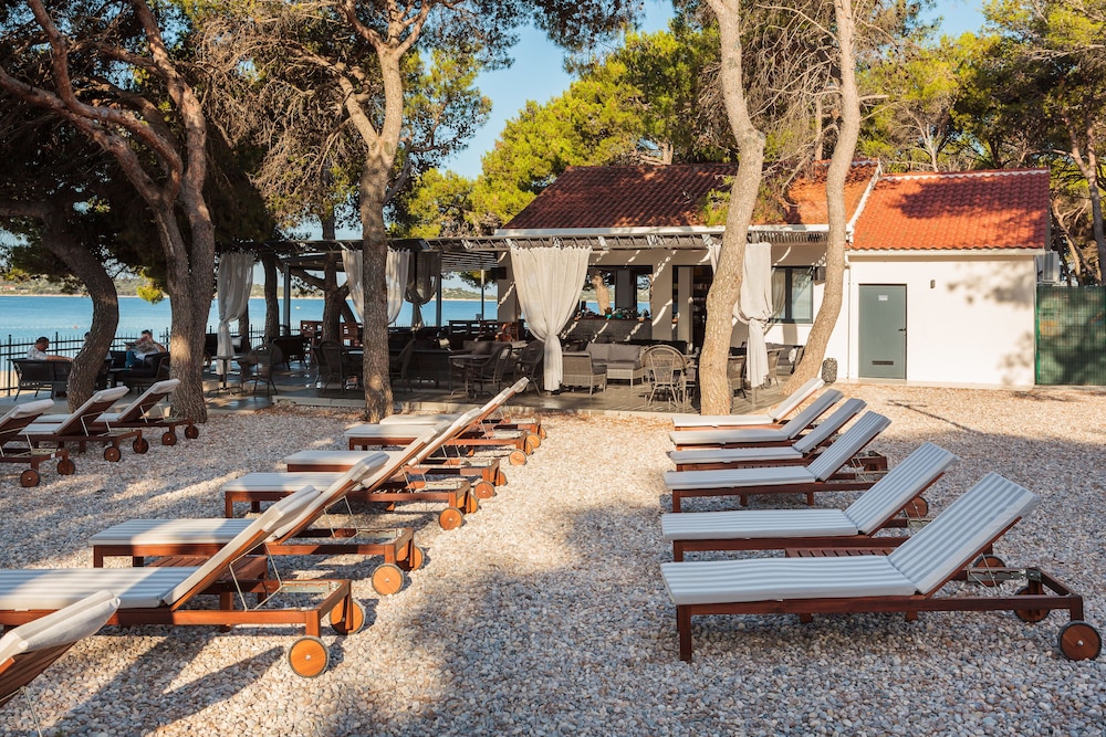 Hotel Villa Arausana & Antonina — Restaurant & bars in Vodice, Šibenik-Knin