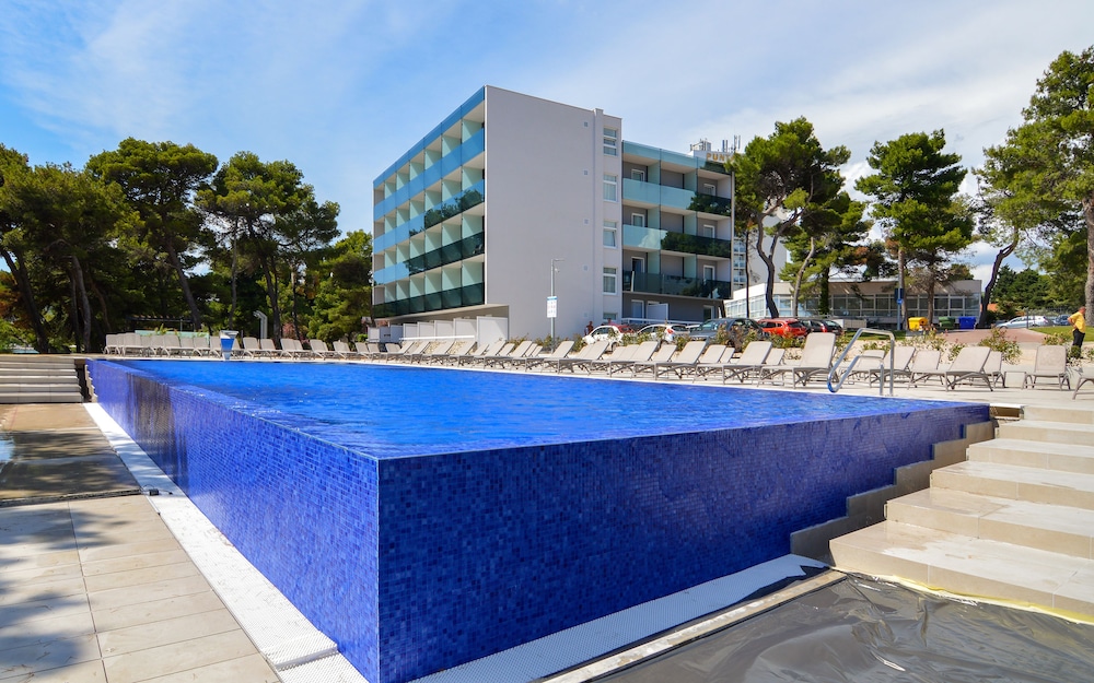 Hotel Villa Arausana & Antonina — Swimming pool in Vodice, Šibenik-Knin