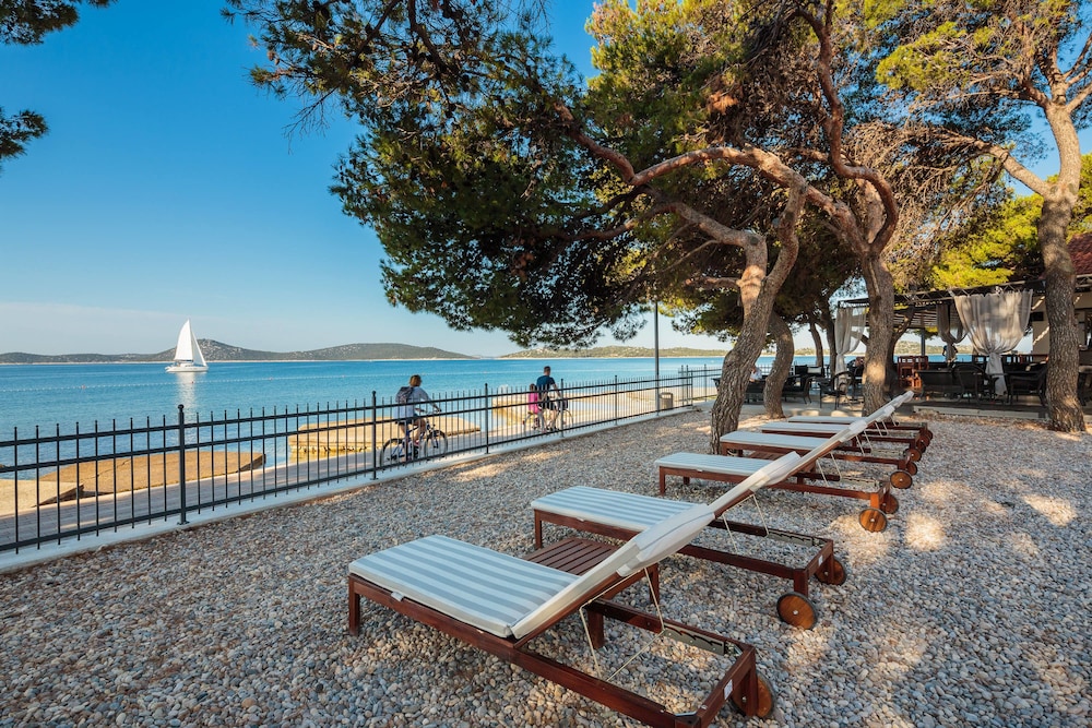 Hotel Villa Arausana & Antonina — Beach in Vodice, Šibenik-Knin