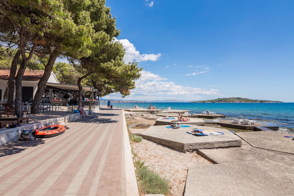 Hotel Villa Arausana & Antonina — Beach in Vodice, Šibenik-Knin