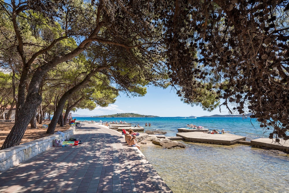 Hotel Villa Arausana & Antonina — Beach in Vodice, Šibenik-Knin
