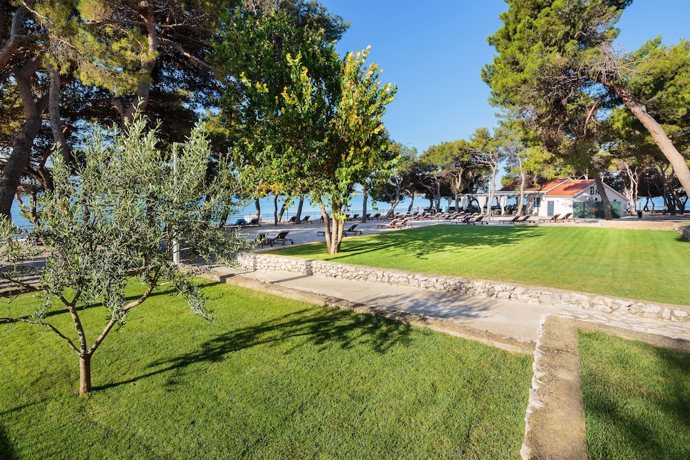 Hotel Villa Arausana & Antonina — Beach in Vodice, Šibenik-Knin