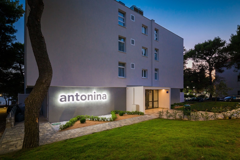 Hotel Villa Arausana & Antonina — Hotel building in Vodice, Šibenik-Knin