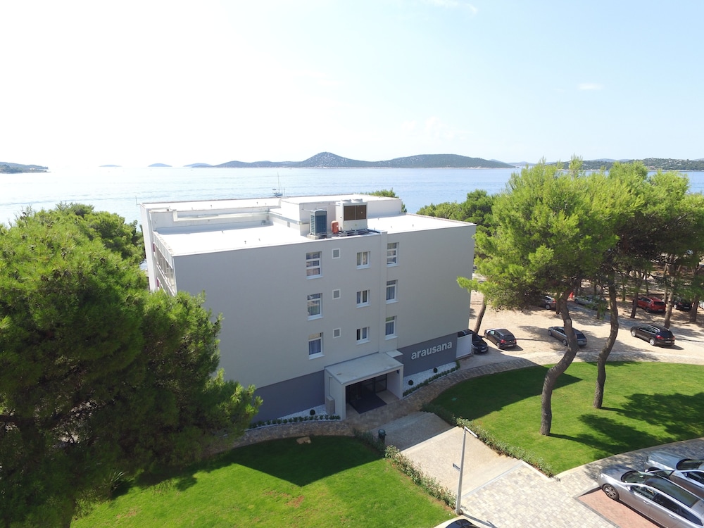 Hotel Villa Arausana & Antonina — Hotel building in Vodice, Šibenik-Knin
