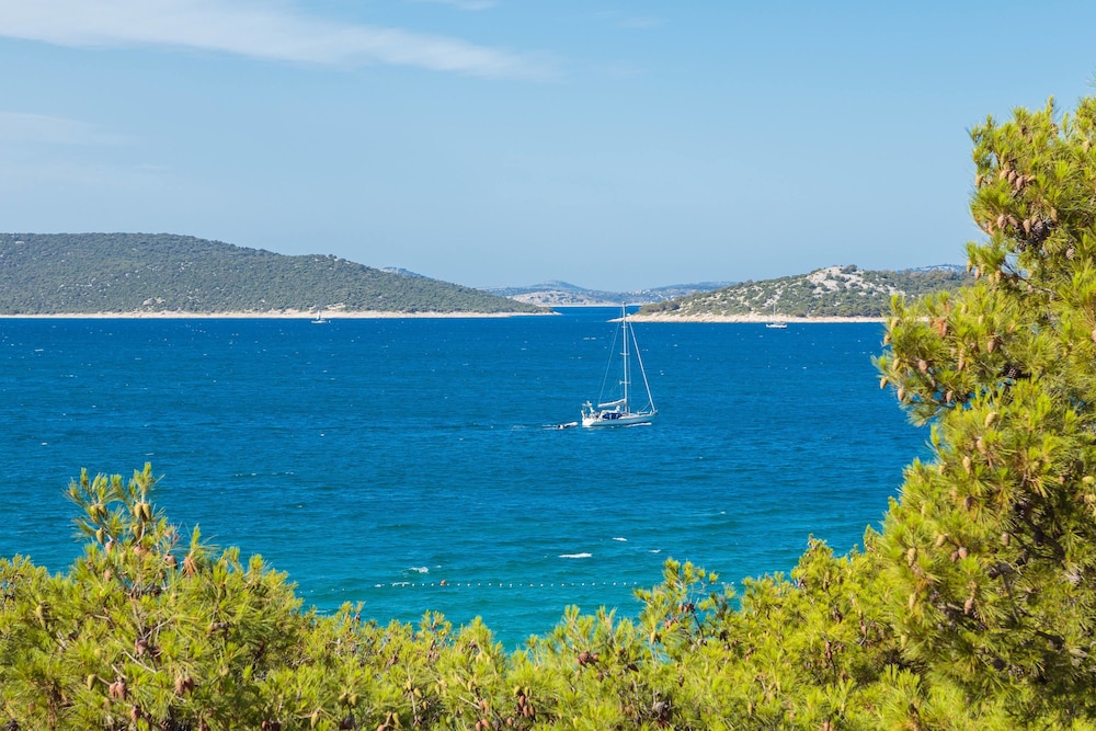 Hotel Villa Arausana & Antonina — Beach in Vodice, Šibenik-Knin