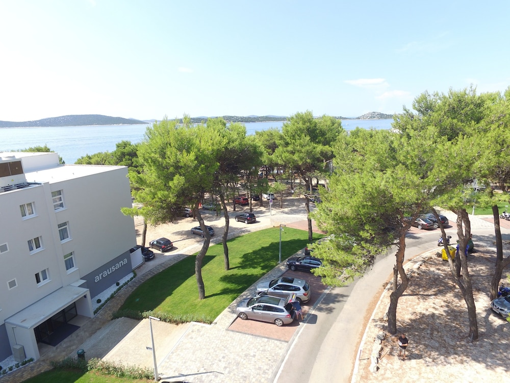Hotel Villa Arausana & Antonina — Hotel building in Vodice, Šibenik-Knin