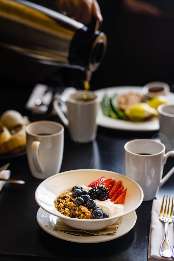 The Lenox Hotel Boston — Restaurant & bars in Boston, Massachusetts