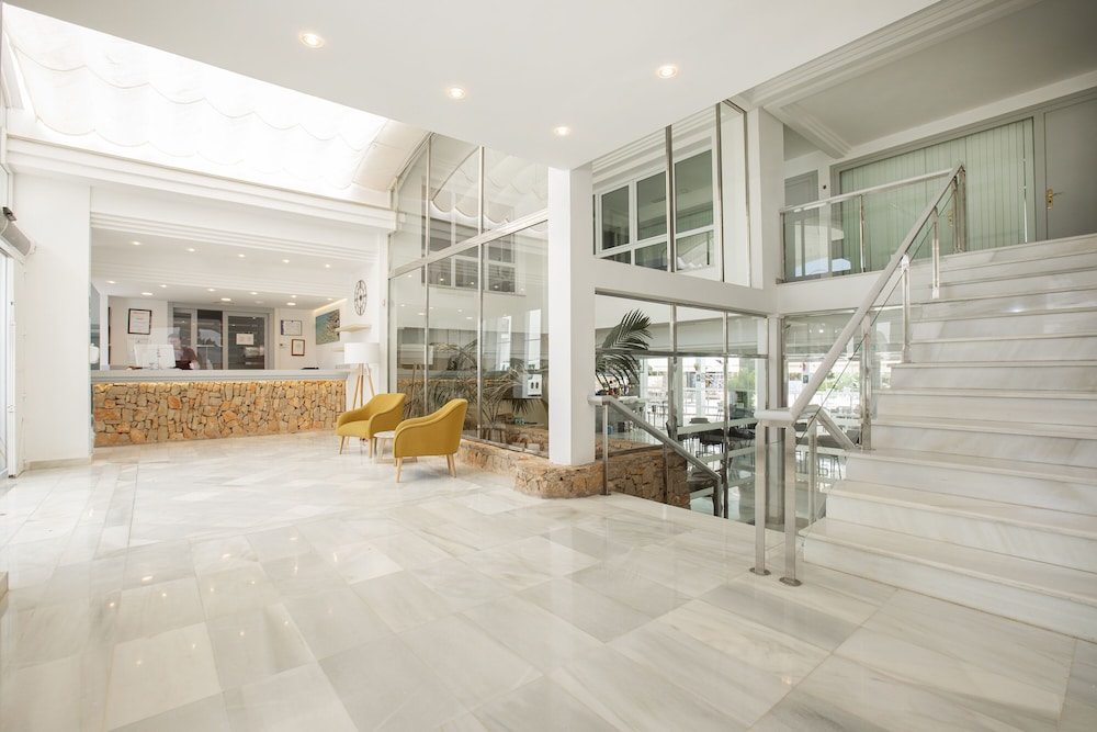 Hotel Cala d'or Playa — Hotel building in Cala d´Or, Balearic Islands