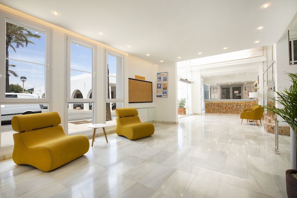 Hotel Cala d'or Playa — Hotel building in Cala d´Or, Balearic Islands
