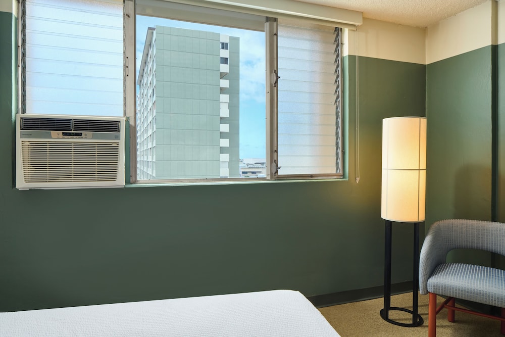 Pagoda Hotel — Hotel rooms in Honolulu, Hawaii