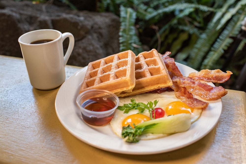 Pagoda Hotel — Restaurant & bars in Honolulu, Hawaii