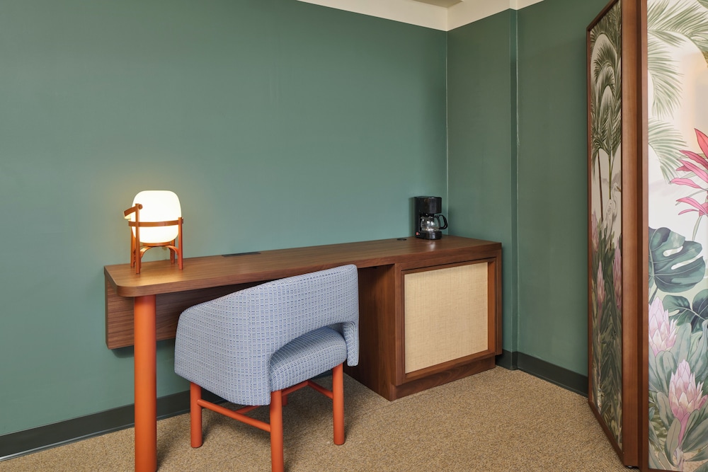 Pagoda Hotel — Hotel rooms in Honolulu, Hawaii