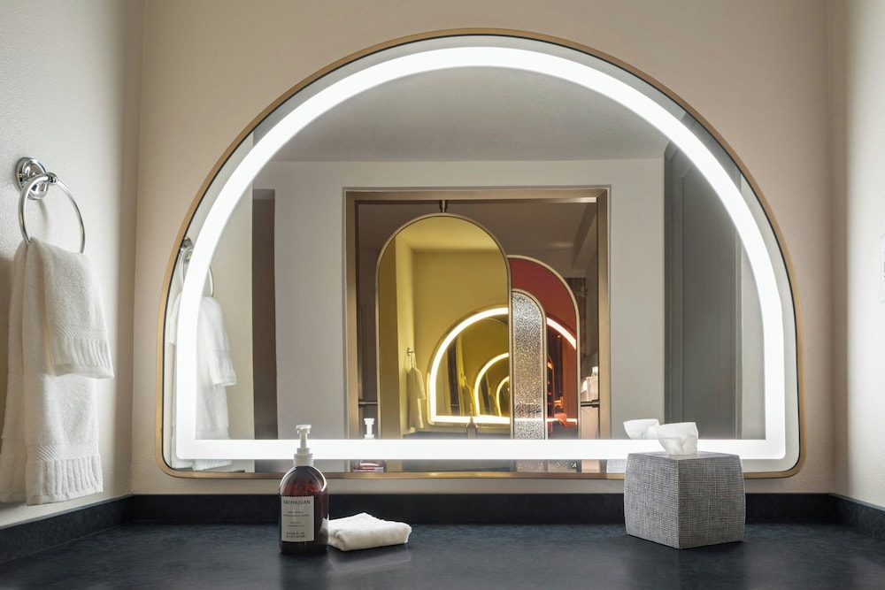 The Luce, St. Pete Beach, a Tribute Portfolio Hotel — Hotel rooms in Treasure Island, Florida
