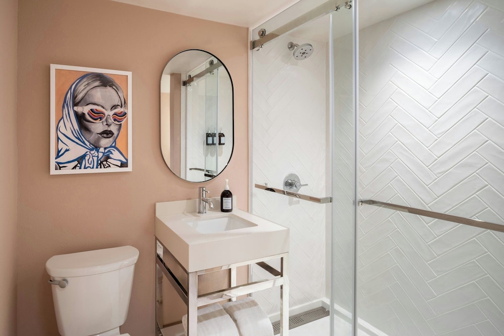 The Luce, St. Pete Beach, a Tribute Portfolio Hotel — Hotel rooms in Treasure Island, Florida