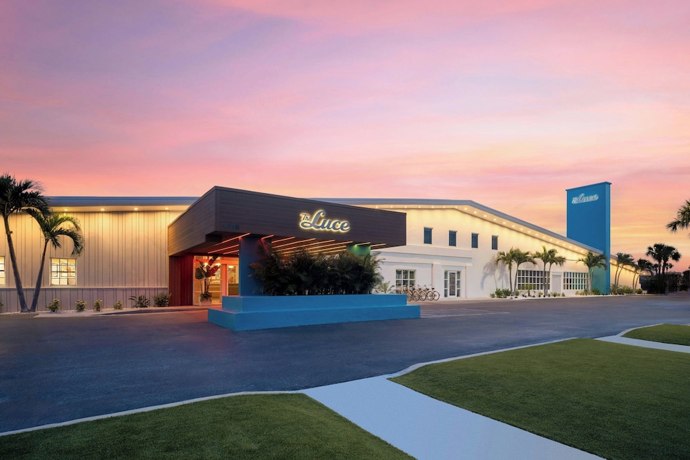 The Luce, St. Pete Beach, a Tribute Portfolio Hotel — Hotel building in Treasure Island, Florida