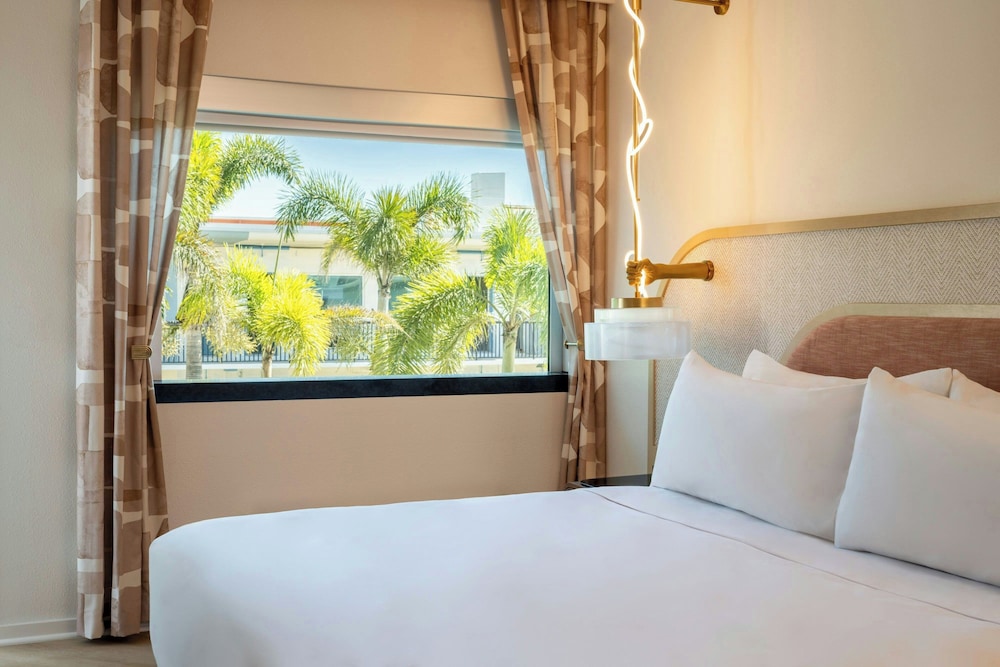 The Luce, St. Pete Beach, a Tribute Portfolio Hotel — Hotel rooms in Treasure Island, Florida