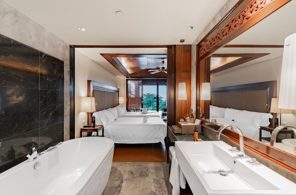 Centara Grand Beach Resort Phuket — Hotel rooms in Karon, Phuket Province