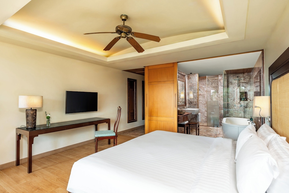 Centara Grand Beach Resort Phuket — Hotel rooms in Karon, Phuket Province