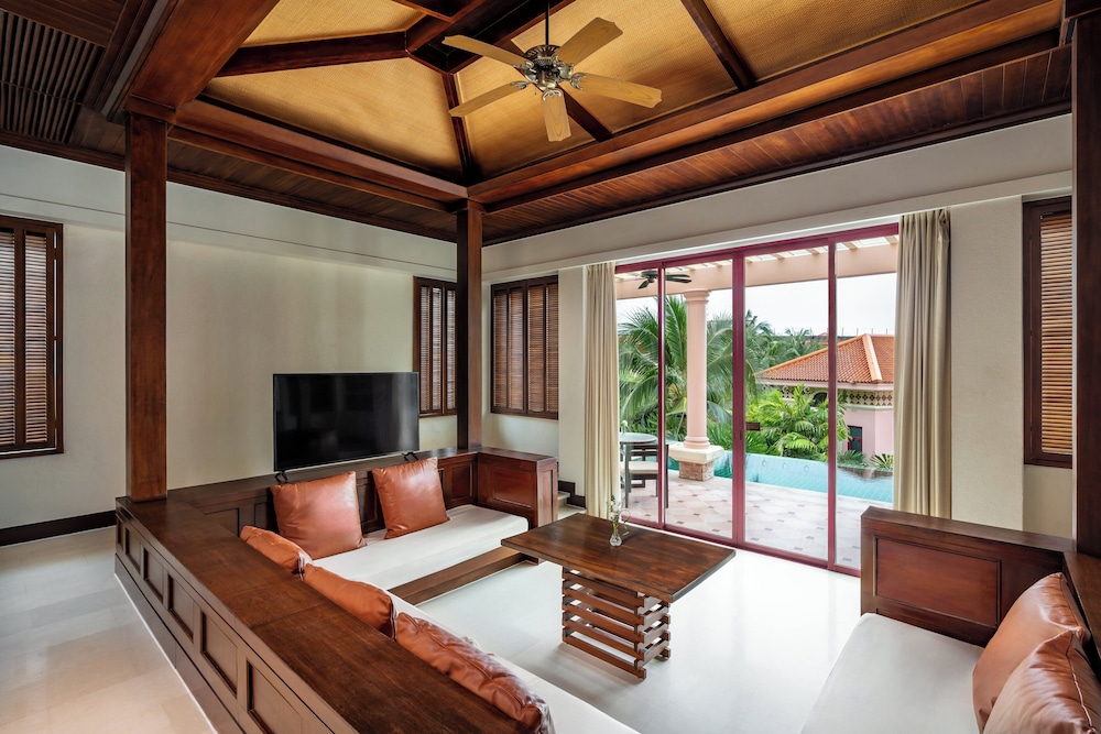 Centara Grand Beach Resort Phuket — Hotel rooms in Karon, Phuket Province