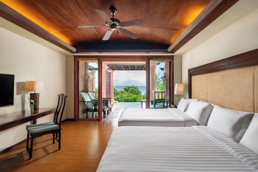 Centara Grand Beach Resort Phuket — Hotel rooms in Karon, Phuket Province