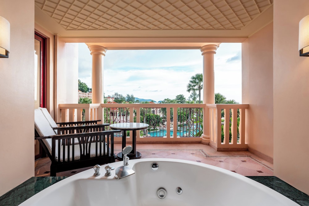 Centara Grand Beach Resort Phuket — Hotel rooms in Karon, Phuket Province