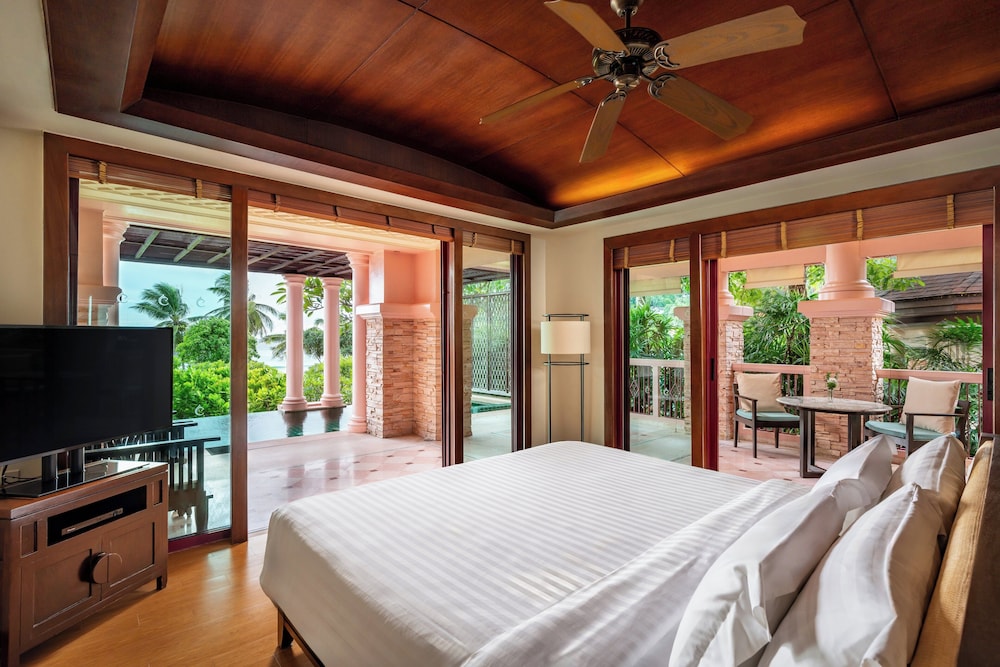 Centara Grand Beach Resort Phuket — Hotel rooms in Karon, Phuket Province