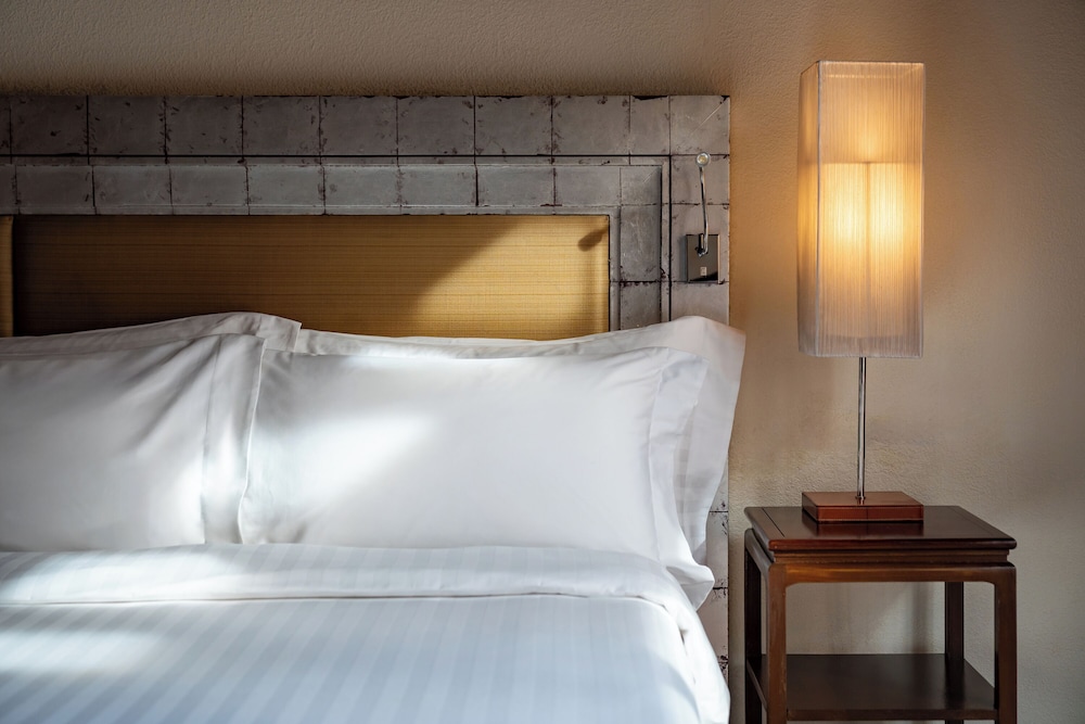 Centara Grand Beach Resort Phuket — Hotel rooms in Karon, Phuket Province