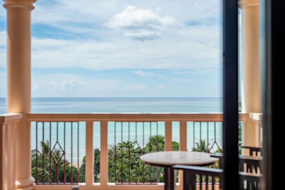 Centara Grand Beach Resort Phuket — Hotel rooms in Karon, Phuket Province