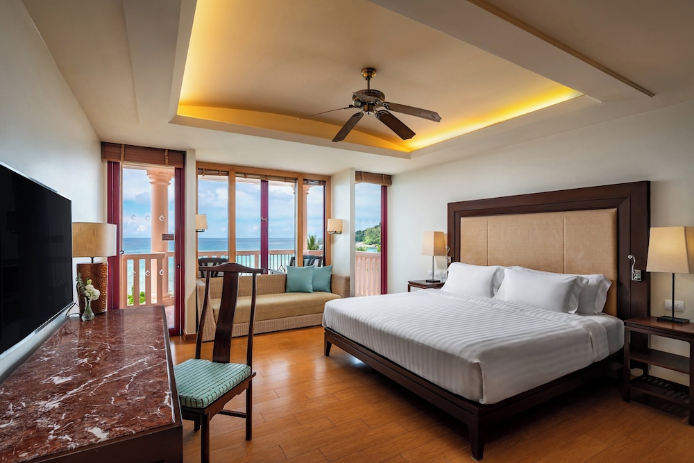 Centara Grand Beach Resort Phuket — Hotel rooms in Karon, Phuket Province