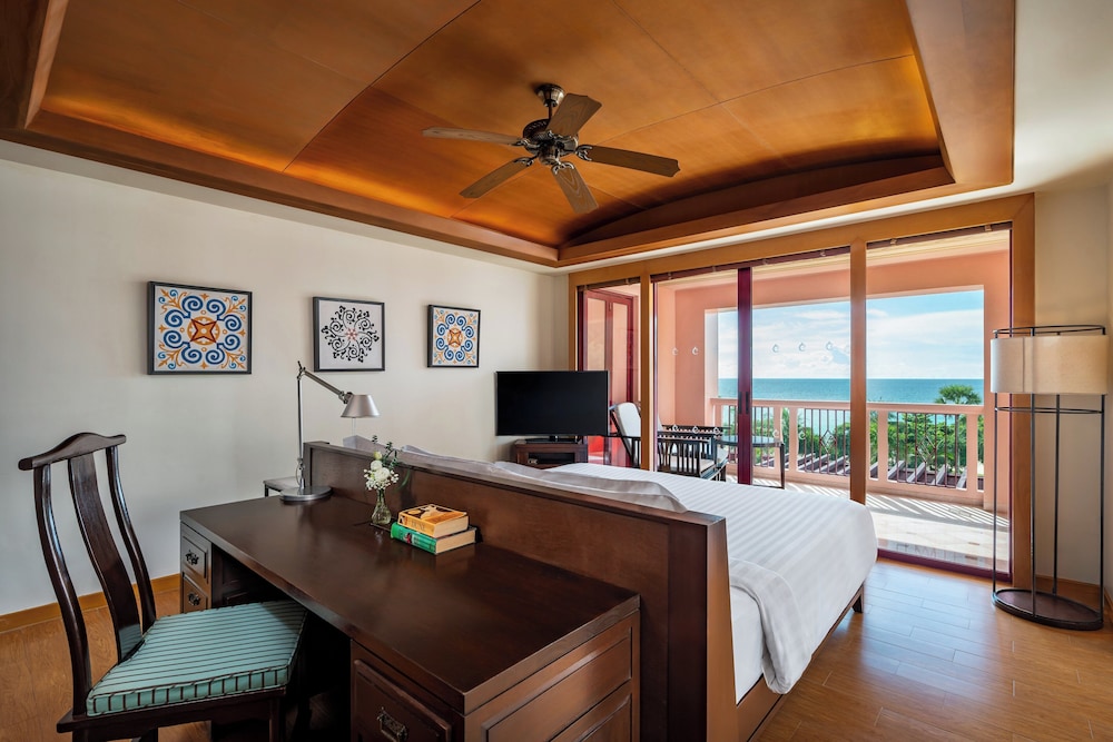 Centara Grand Beach Resort Phuket — Hotel rooms in Karon, Phuket Province