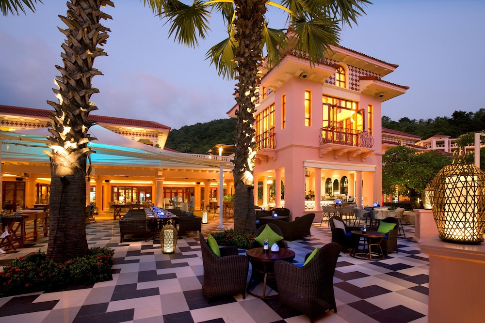 Centara Grand Beach Resort Phuket — Restaurant & bars in Karon, Phuket Province