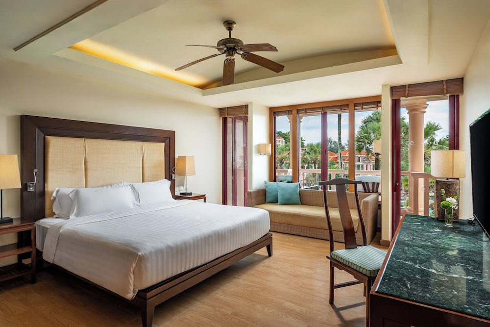 Centara Grand Beach Resort Phuket — Hotel rooms in Karon, Phuket Province