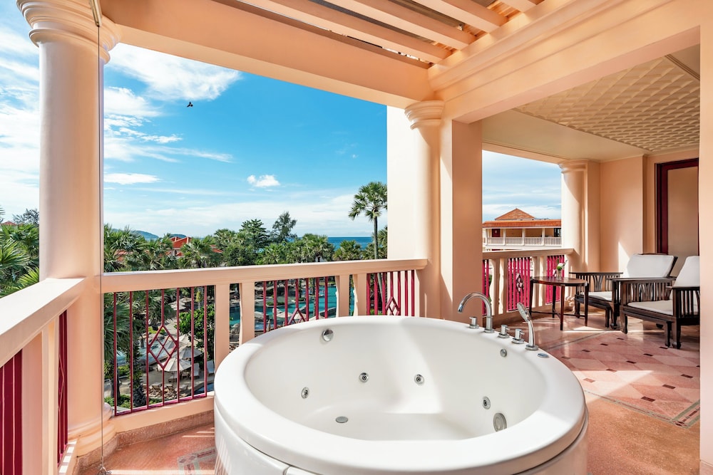 Centara Grand Beach Resort Phuket — Hotel rooms in Karon, Phuket Province