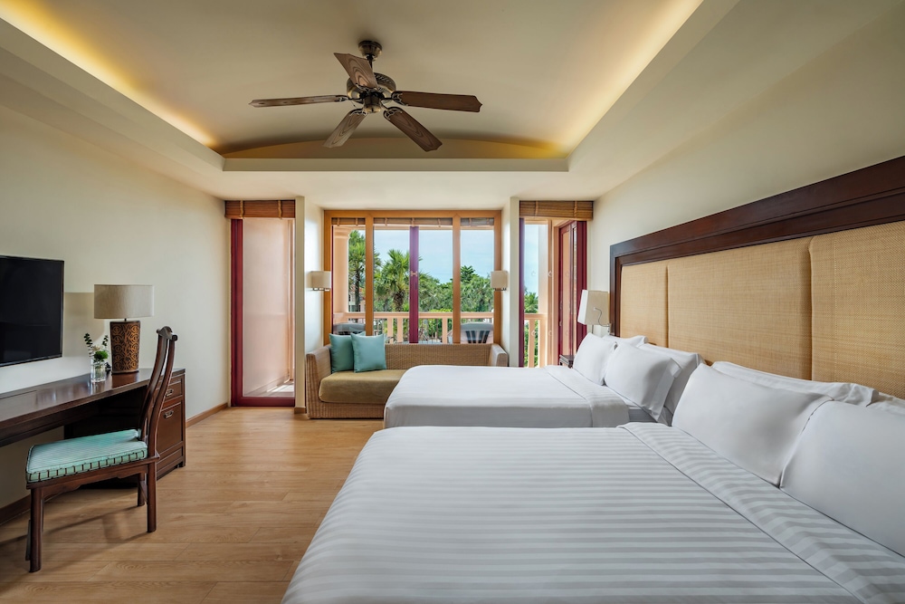 Centara Grand Beach Resort Phuket — Hotel rooms in Karon, Phuket Province