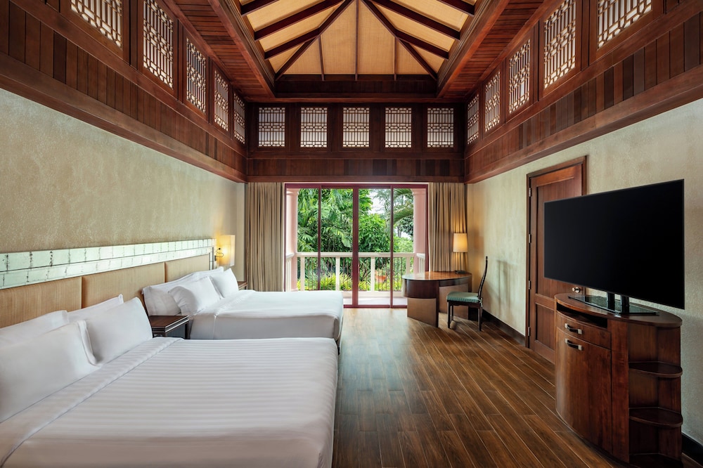 Centara Grand Beach Resort Phuket — Hotel rooms in Karon, Phuket Province