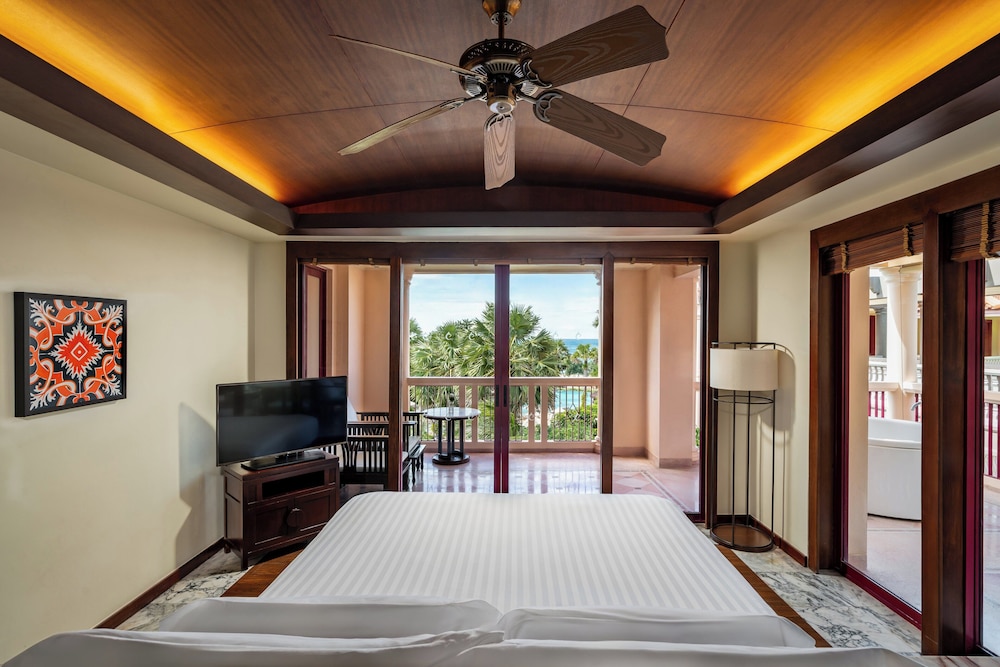 Centara Grand Beach Resort Phuket — Hotel rooms in Karon, Phuket Province